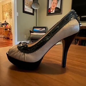 Michael Kors Platform Pump. Grey leather/black patent leather color combo. Sz 8